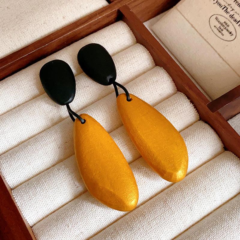 Silver needle oval water drop wooden bead stud earrings niche design temperament earrings retro high-end earrings
Silver needle oval water drop wooden bead stud earrings niche design temperament earrings retro high-end earrings