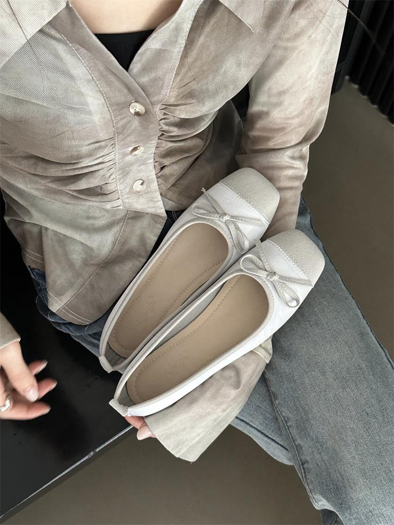 Splicing square head shallow mouth bow ballet shoes women s sweet low heel soft sole silk retro single shoes women s summer 39 срібний
Splicing square head shallow mouth bow ballet shoes women s sweet low heel soft sole silk retro single shoes women s summer 39 срібний