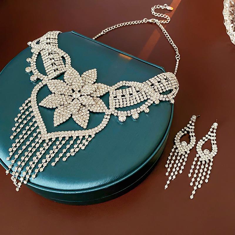 Изысканное ожерелье-кисточка с бриллиантами, инкрустированное цветами: Европейский и американский дизайн, роскошный набор ювелирных украшений - цепочка на ключицу для женщин
Изысканное ожерелье-кисточка с бриллиантами, инкрустированное цветами: Европейский и американский дизайн, роскошный набор ювелирных украшений - цепочка на ключицу для женщин