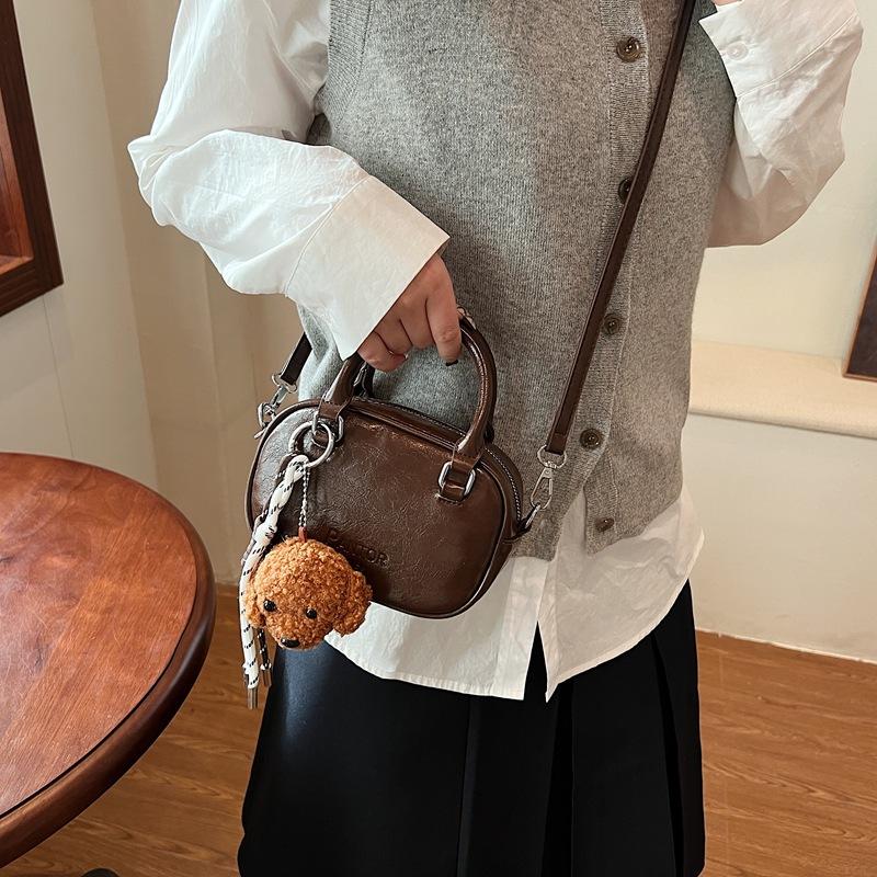 Stylish simple bag casual niche Maillard portable retro versatile high-end messenger women s bag чёрный
Stylish simple bag casual niche Maillard portable retro versatile high-end messenger women s bag чёрный