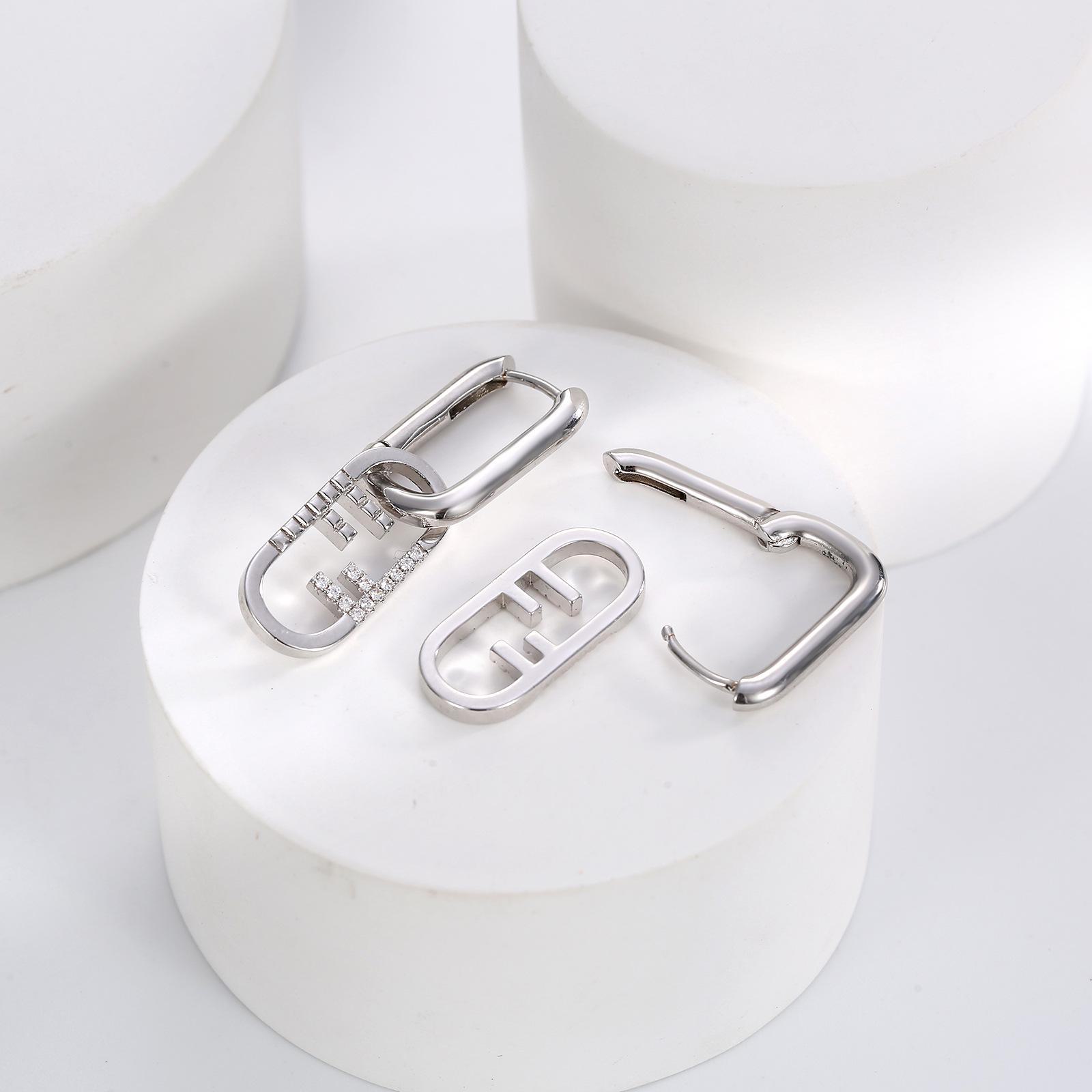 Ретро французские высококачественные легкие роскошные нишевые простые модные серьги для женщин H01069 7.6g
Ретро французские высококачественные легкие роскошные нишевые простые модные серьги для женщин H01069 7.6g