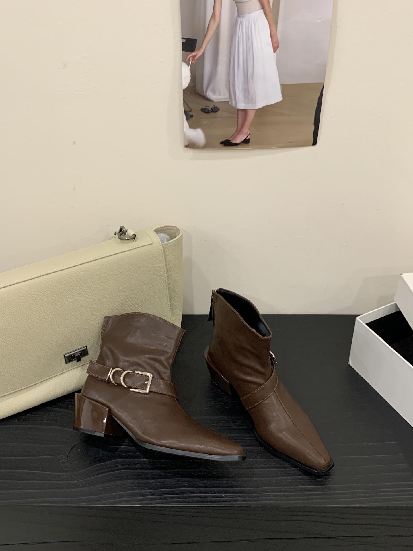 2025 new retro square head thick heel simple British style fashion versatile metal button Martin boots women 39 темно-коричневого кольору
2025 new retro square head thick heel simple British style fashion versatile metal button Martin boots women 39 темно-коричневого кольору