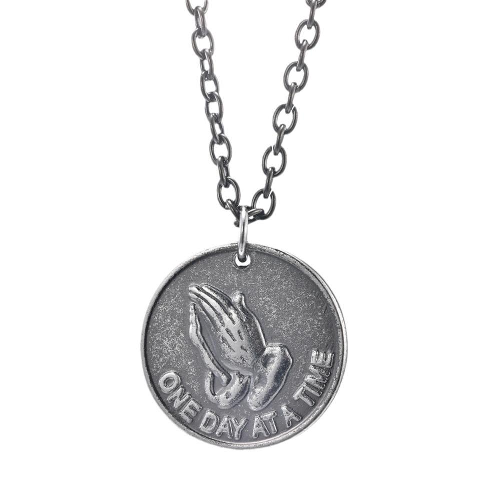 European and American Trendsetters Wear Retro Style Accessories with Ancient Prayer Hands
European and American Trendsetters Wear Retro Style Accessories with Ancient Prayer Hands