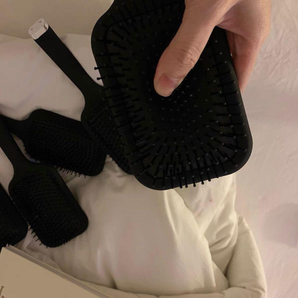 Durable Anti-Static Cushion Brush: Large Black Frosted Comb for Straight Hair with Gentle Massage Airbag чорний
Durable Anti-Static Cushion Brush: Large Black Frosted Comb for Straight Hair with Gentle Massage Airbag чорний