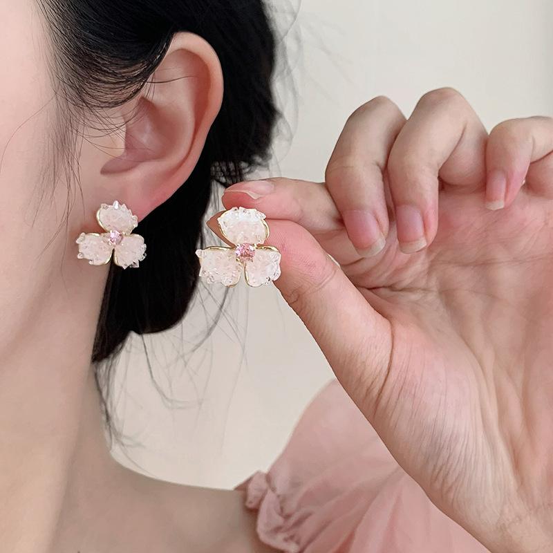 Zircon crystal flower stud earrings Korean sweet girl heart earrings fashion versatile temperament atmosphere earrings
Zircon crystal flower stud earrings Korean sweet girl heart earrings fashion versatile temperament atmosphere earrings
