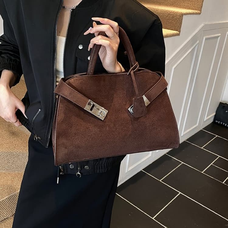 Новая замшевая сумка-тоут, сумка через плечо, дамская сумочка 35*12*24cm темно-коричневого
Новая замшевая сумка-тоут, сумка через плечо, дамская сумочка 35*12*24cm темно-коричневого