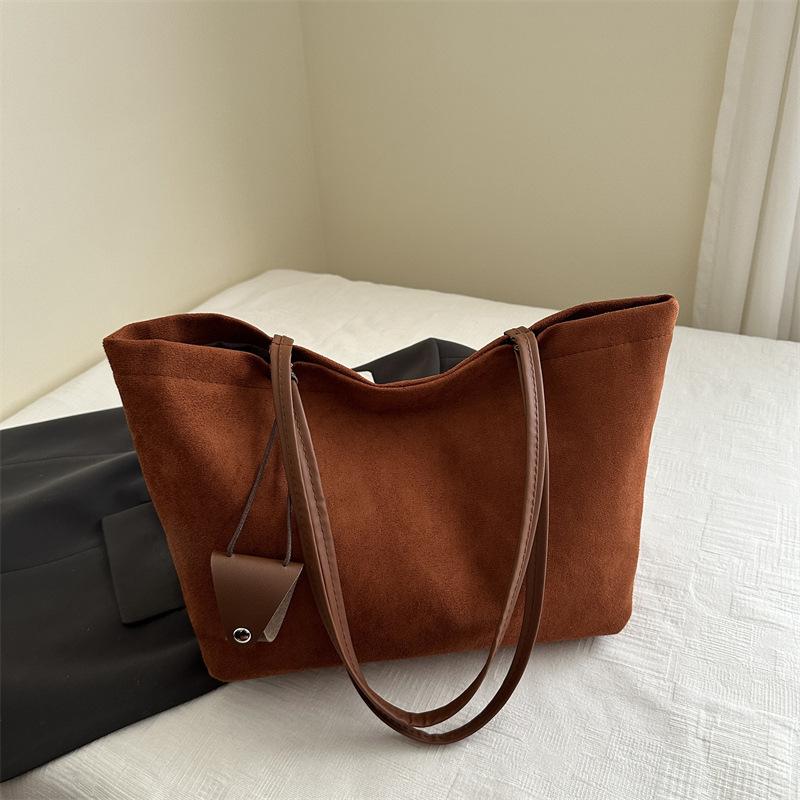 Женская сумка ретро большая вместимость матовая фланелевая текстура осенняя новая сумка подмышку сумка-тоут для通勤 универсальная темно-коричневого
Женская сумка ретро большая вместимость матовая фланелевая текстура осенняя новая сумка подмышку сумка-тоут для通勤 универсальная темно-коричневого