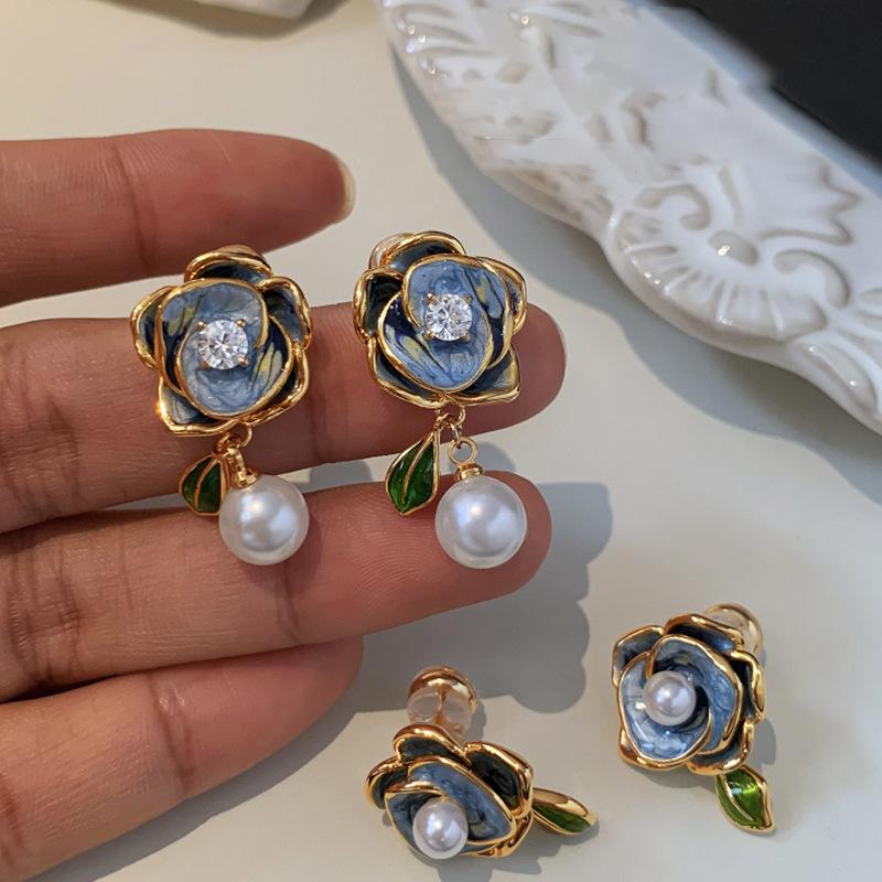 Flower leaf pearl stud earrings French retro baroque earrings light luxury elegant temperament earrings
Flower leaf pearl stud earrings French retro baroque earrings light luxury elegant temperament earrings