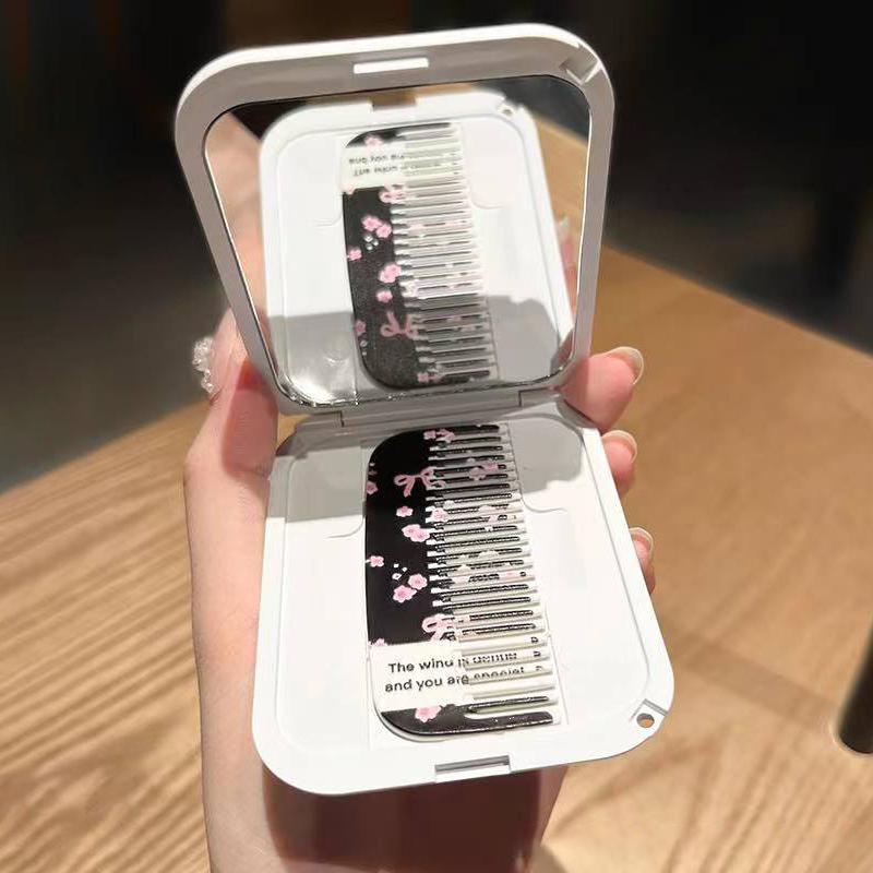 Рожевий бант Квітковий відкидний складаний дзеркало для макіяжу Портативне кишенькове дзеркало Жіноче прямокутне косметичне дзеркало для макіяжу з гребінцем
Рожевий бант Квітковий відкидний складаний дзеркало для макіяжу Портативне кишенькове дзеркало Жіноче прямокутне косметичне дзеркало для макіяжу з гребінцем