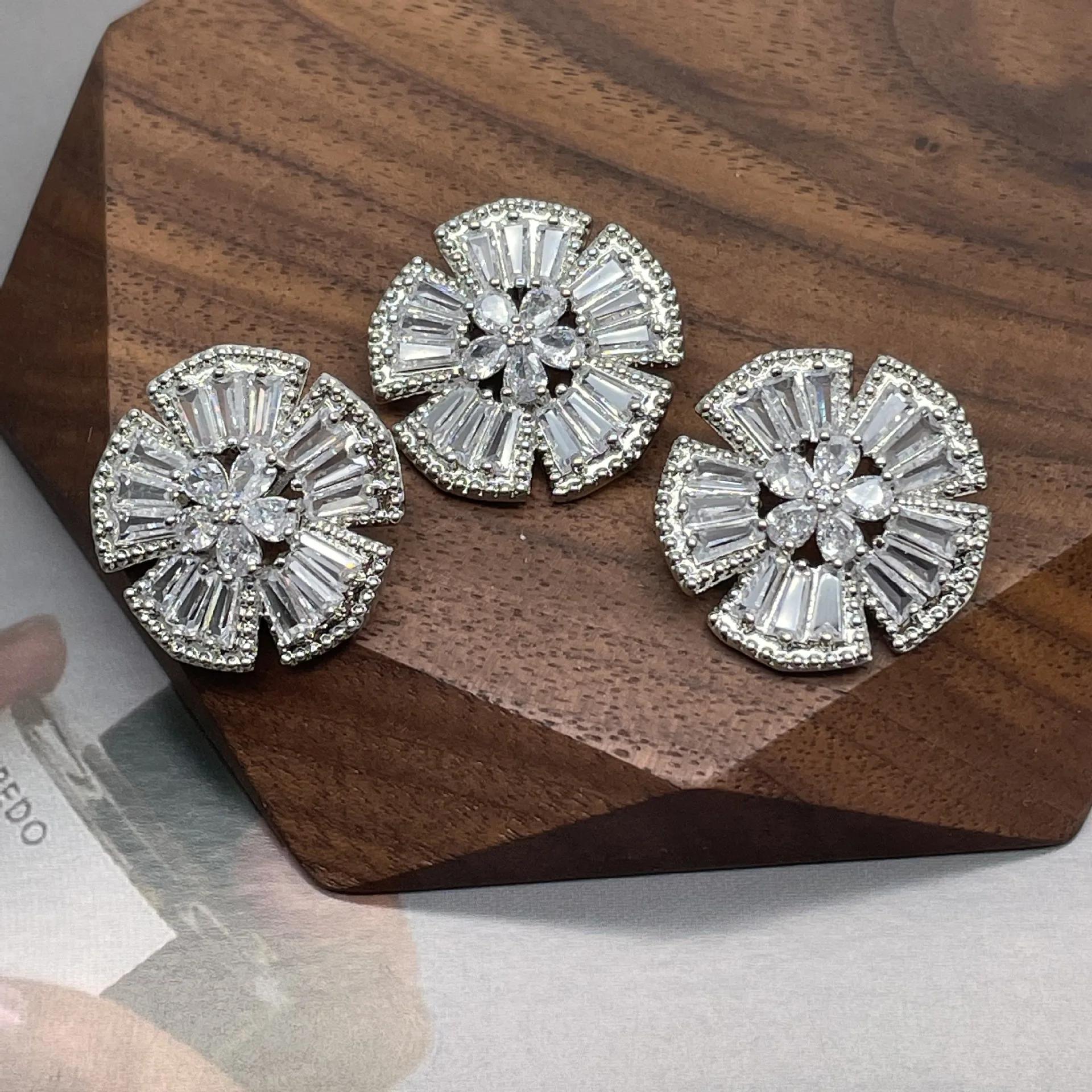 5pcs Copper Rhinestone Crystal Buttons Cubic Zirconia Buttons for Sweater Coat Sewing for Cashmere Knit Cardigan 40L 25MM срібний
5pcs Copper Rhinestone Crystal Buttons Cubic Zirconia Buttons for Sweater Coat Sewing for Cashmere Knit Cardigan 40L 25MM срібний