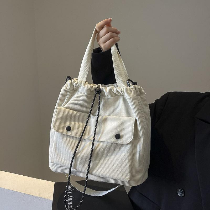 2025 new handbag bag autumn and winter high-end sense niche shoulder bag college student class women s bag messenger bag
2025 new handbag bag autumn and winter high-end sense niche shoulder bag college student class women s bag messenger bag