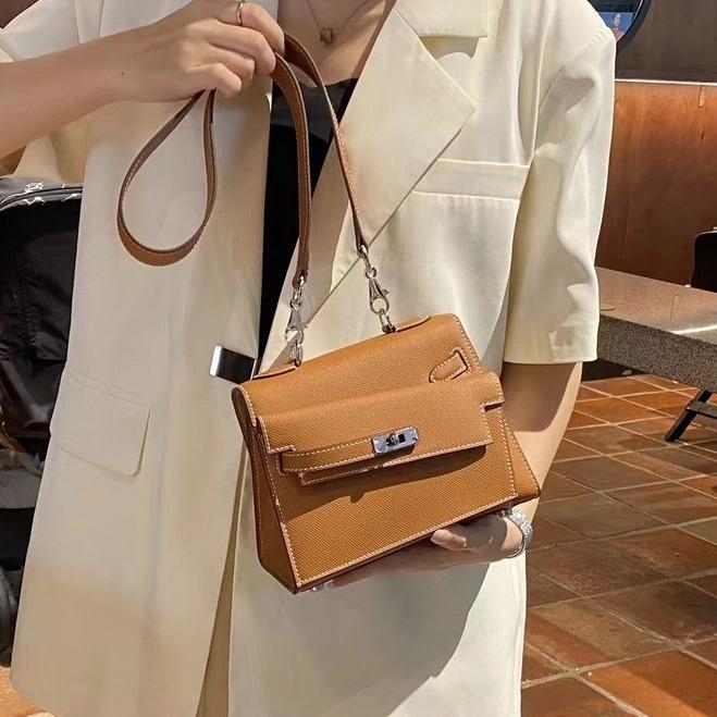 Новая женская сумка из натуральной кожи EP, кожаная двусторонняя сумка с кепкой неправильной формы, сумка на одно плечо, персонализированная модная женская сумка
Новая женская сумка из натуральной кожи EP, кожаная двусторонняя сумка с кепкой неправильной формы, сумка на одно плечо, персонализированная модная женская сумка