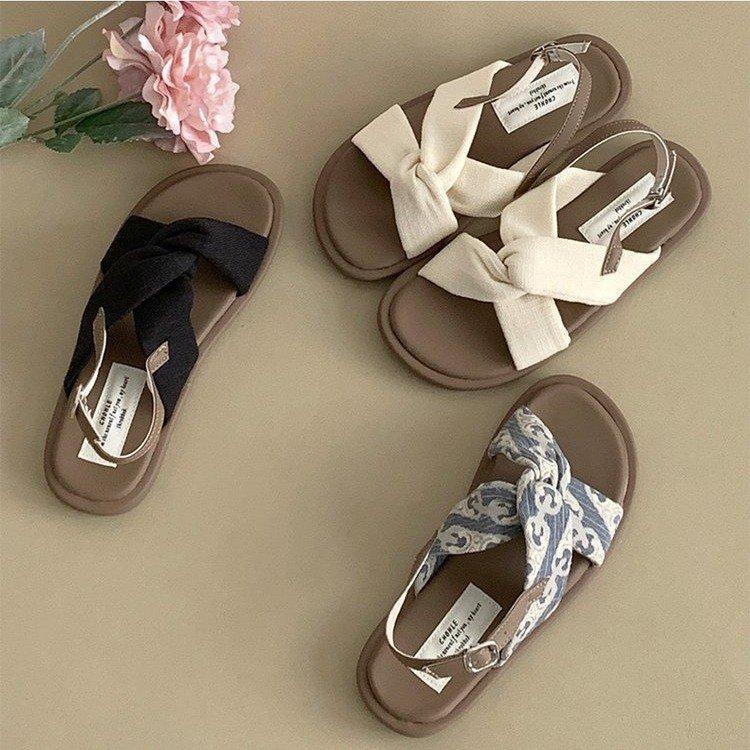 Design sense niche flat sandals women s 2025 summer seaside silver cool slippers beach shoes wear Roman women s shoes 40
Design sense niche flat sandals women s 2025 summer seaside silver cool slippers beach shoes wear Roman women s shoes 40