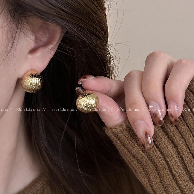 European and American fashion retro metal brushed ball stud earrings women s light luxury matte niche design sense unique stud earrings
European and American fashion retro metal brushed ball stud earrings women s light luxury matte niche design sense unique stud earrings