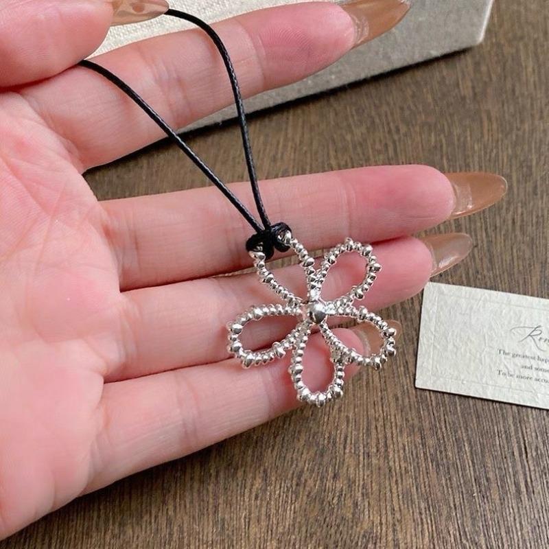 Blogger Flower Necklace Niche Design Sense Women s 2026 New Neck Chain Niche Accessories
Blogger Flower Necklace Niche Design Sense Women s 2026 New Neck Chain Niche Accessories