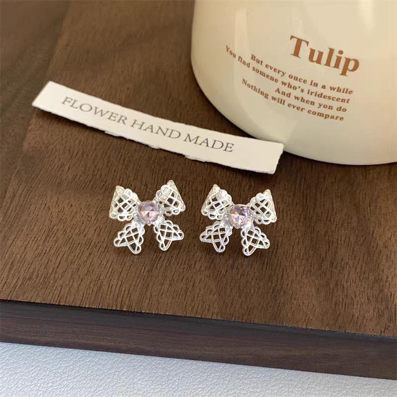 Элегантные серьги-бантики в форме сердца в балетном стиле: Шикарный, Легкий и Универсальный Дизайн Ballet style
Элегантные серьги-бантики в форме сердца в балетном стиле: Шикарный, Легкий и Универсальный Дизайн Ballet style