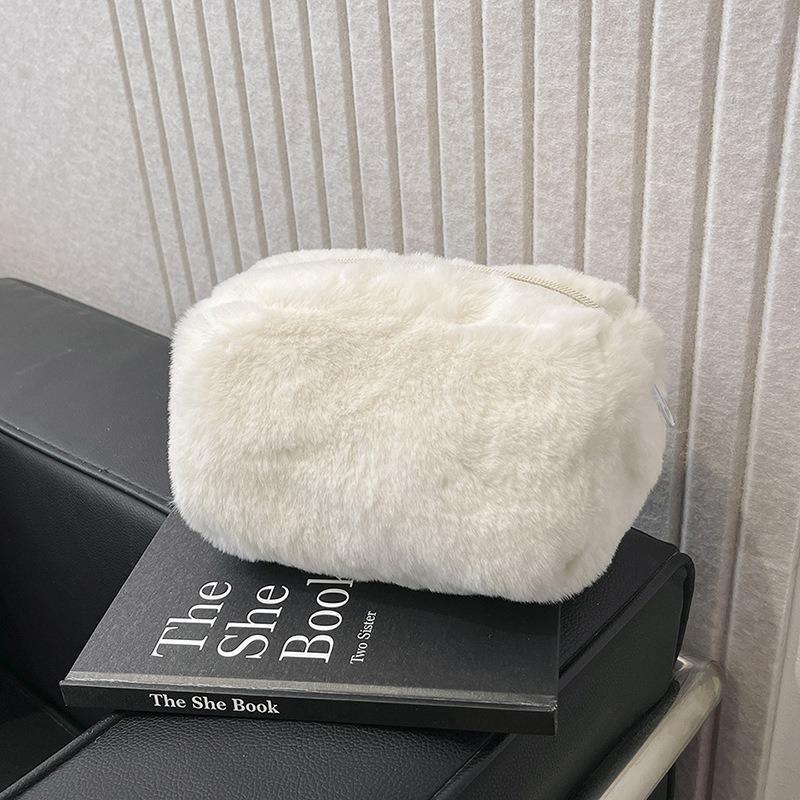 Ins Macaron Plush Cosmetic Bag Pencil Bag Girl Candy Color Hand Bag Bankquet Party Lady Cosmetic Bag Makeup Organizer 2024 грязно-белый
Ins Macaron Plush Cosmetic Bag Pencil Bag Girl Candy Color Hand Bag Bankquet Party Lady Cosmetic Bag Makeup Organizer 2024 грязно-белый