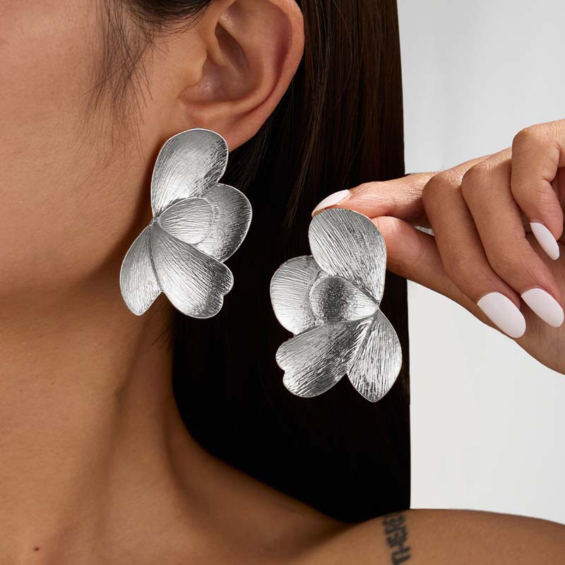 Vintage Metal Raised Flower Stud Earrings for Women 2025 New Trendy Gold Color Petal Personality Earrings Zircon Gifts медный
Vintage Metal Raised Flower Stud Earrings for Women 2025 New Trendy Gold Color Petal Personality Earrings Zircon Gifts медный