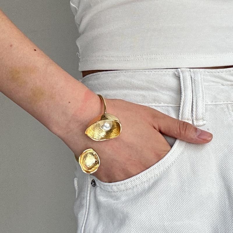 Металлический браслет-манжета с жемчугом в форме ракушки - винтажный, минималистичный и универсальный браслет золотой
Металлический браслет-манжета с жемчугом в форме ракушки - винтажный, минималистичный и универсальный браслет золотой