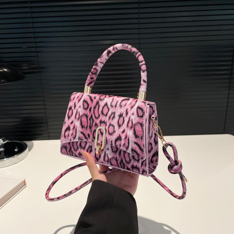 Chic Black Yellow Pink Small Square Handbag For Women Stylish Fall Fashion Trendy Design рожевий
Chic Black Yellow Pink Small Square Handbag For Women Stylish Fall Fashion Trendy Design рожевий