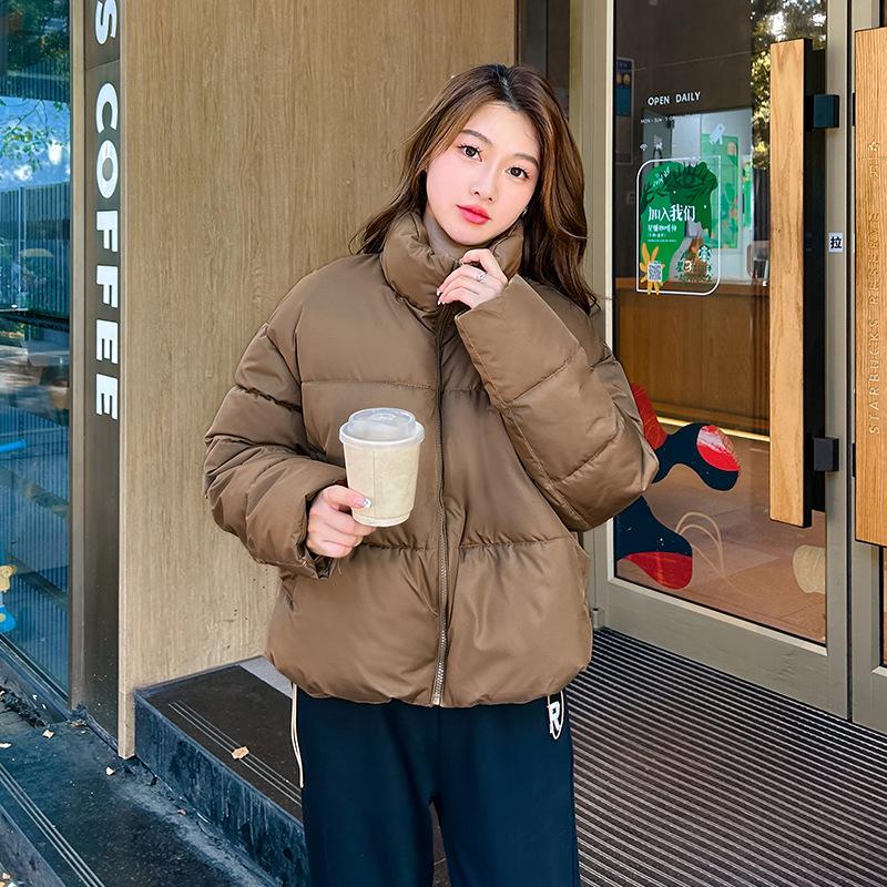 Новая короткая одежда с воротником-стойкой и хлопковой подкладкой для женского тренда, студенческая свободная куртка с хлопковой подкладкой, маленькая одежда с хлопковой подкладкой. XXL хаки
Новая короткая одежда с воротником-стойкой и хлопковой подкладкой для женского тренда, студенческая свободная куртка с хлопковой подкладкой, маленькая одежда с хлопковой подкладкой. XXL хаки