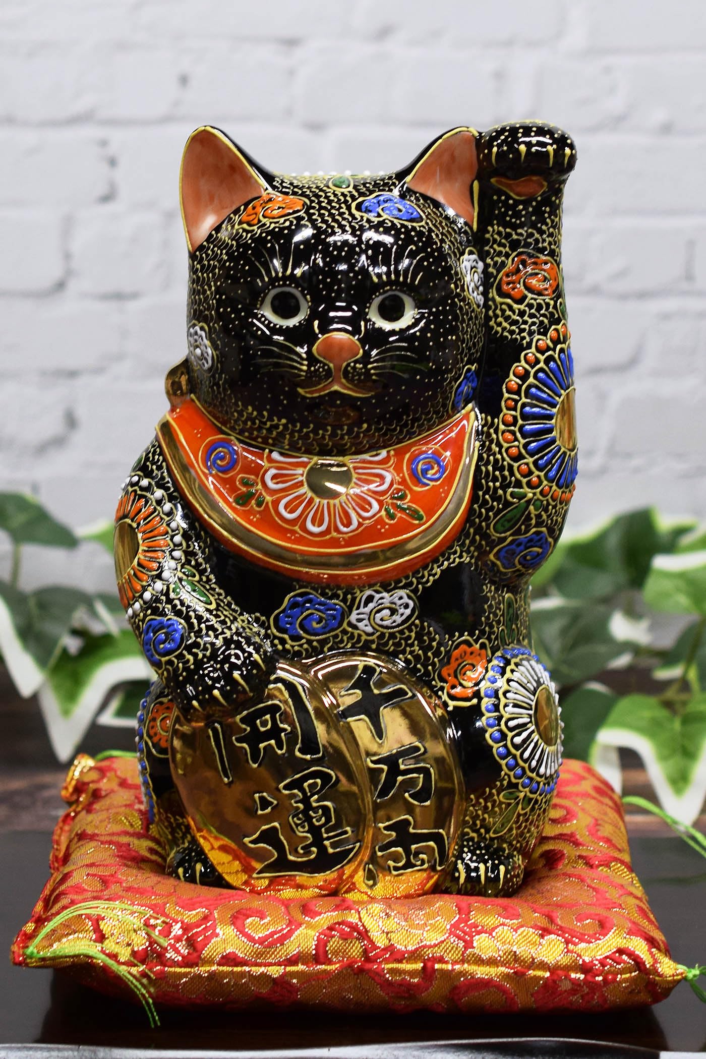 Lucky Cat Ornament Pottery Kutani Ware Left Hand Oval Lucky Cat Kuromori Feng Shui Good Luck Business Prosperity Japanese Style Interior
Lucky Cat Ornament Pottery Kutani Ware Left Hand Oval Lucky Cat Kuromori Feng Shui Good Luck Business Prosperity Japanese Style Interior