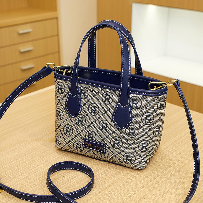 Retro Versatile Tote Bag Temperament New Women s Bag Trendy Food Basket Bag Fashionable Embossed One Shoulder Crossbody Bag Handbag
Retro Versatile Tote Bag Temperament New Women s Bag Trendy Food Basket Bag Fashionable Embossed One Shoulder Crossbody Bag Handbag