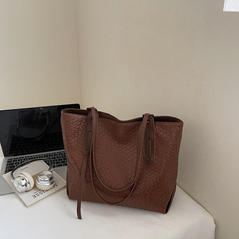 Fashion handbag women s 2025 autumn new retro rhombus woven shoulder large capacity foreign style tote bag темно-коричневого
Fashion handbag women s 2025 autumn new retro rhombus woven shoulder large capacity foreign style tote bag темно-коричневого