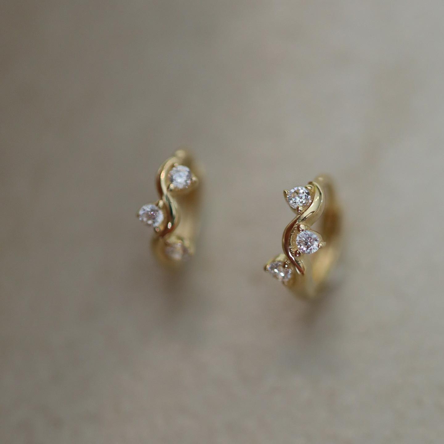 925 Sterling Silver Plated 14K Gold Exquisite Sparkling Zircon Geometric Wave Earrings for Women Simple Temperament Ear Accessor Silver
925 Sterling Silver Plated 14K Gold Exquisite Sparkling Zircon Geometric Wave Earrings for Women Simple Temperament Ear Accessor Silver