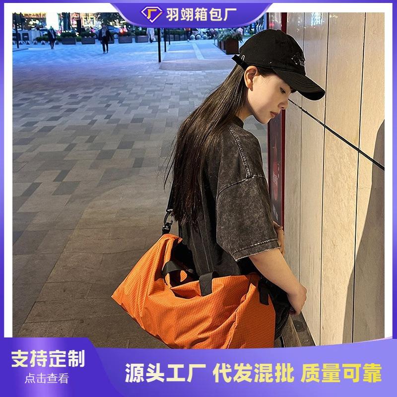 Сумка-тоут большой вместимости, новая трендовая сумка на весну и лето, простая нишевая одноплечевая сумка через плечо из нейлона серый
Сумка-тоут большой вместимости, новая трендовая сумка на весну и лето, простая нишевая одноплечевая сумка через плечо из нейлона серый