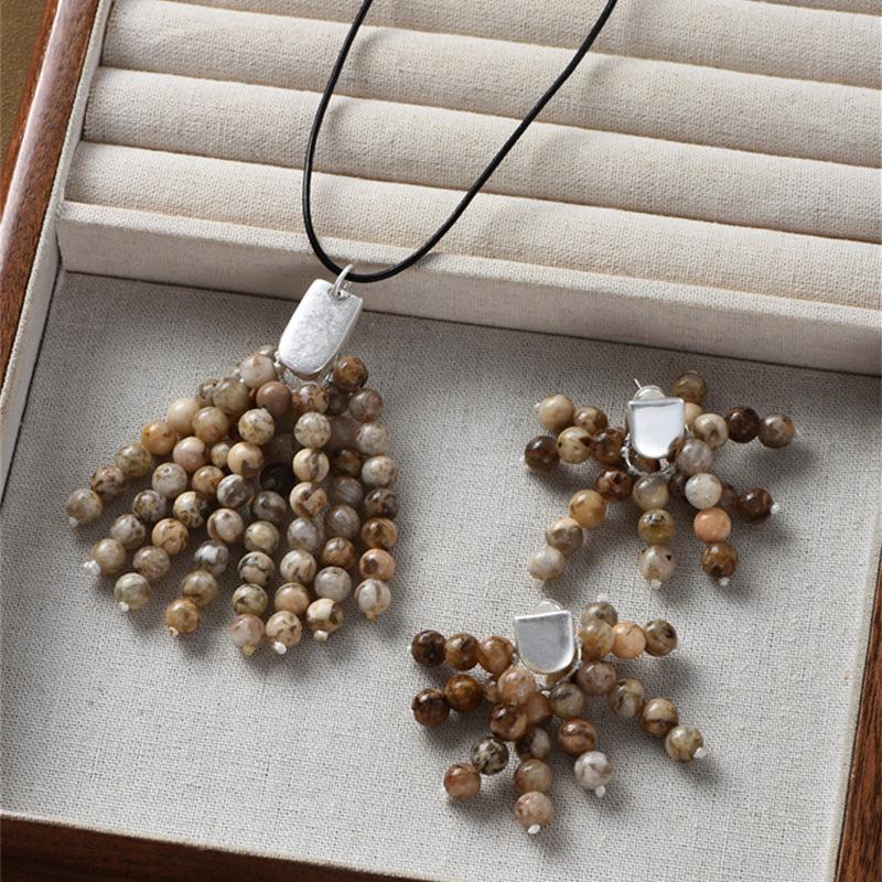 Natural stone beaded pendant necklace retro ethnic style temperament collarbone chain niche versatile high-end jewelry
Natural stone beaded pendant necklace retro ethnic style temperament collarbone chain niche versatile high-end jewelry