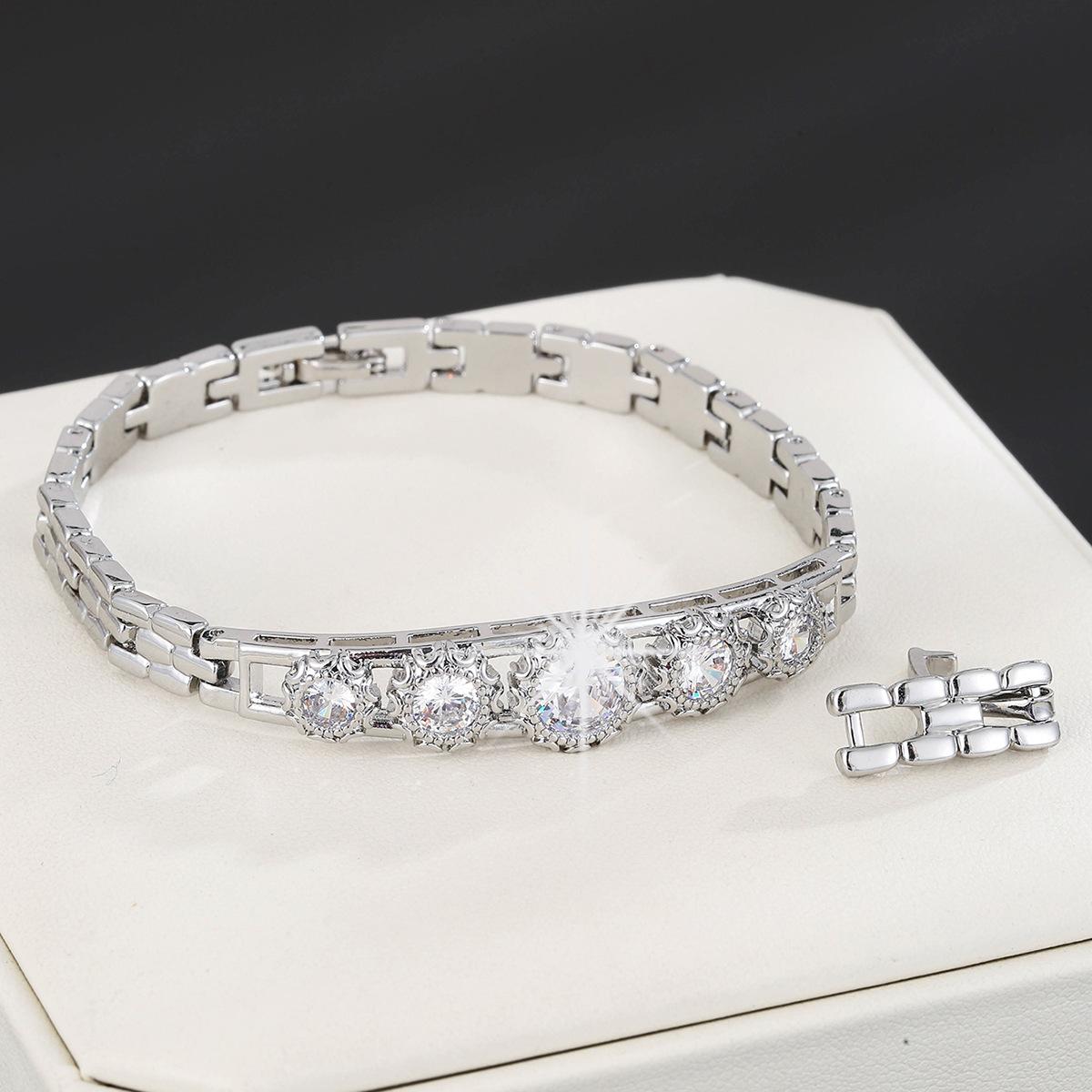 Модный классический универсальный браслет с инкрустацией цирконом, темперамент, элегантный простой регулируемый браслет на каждый день для отдыха серебряный
Модный классический универсальный браслет с инкрустацией цирконом, темперамент, элегантный простой регулируемый браслет на каждый день для отдыха серебряный