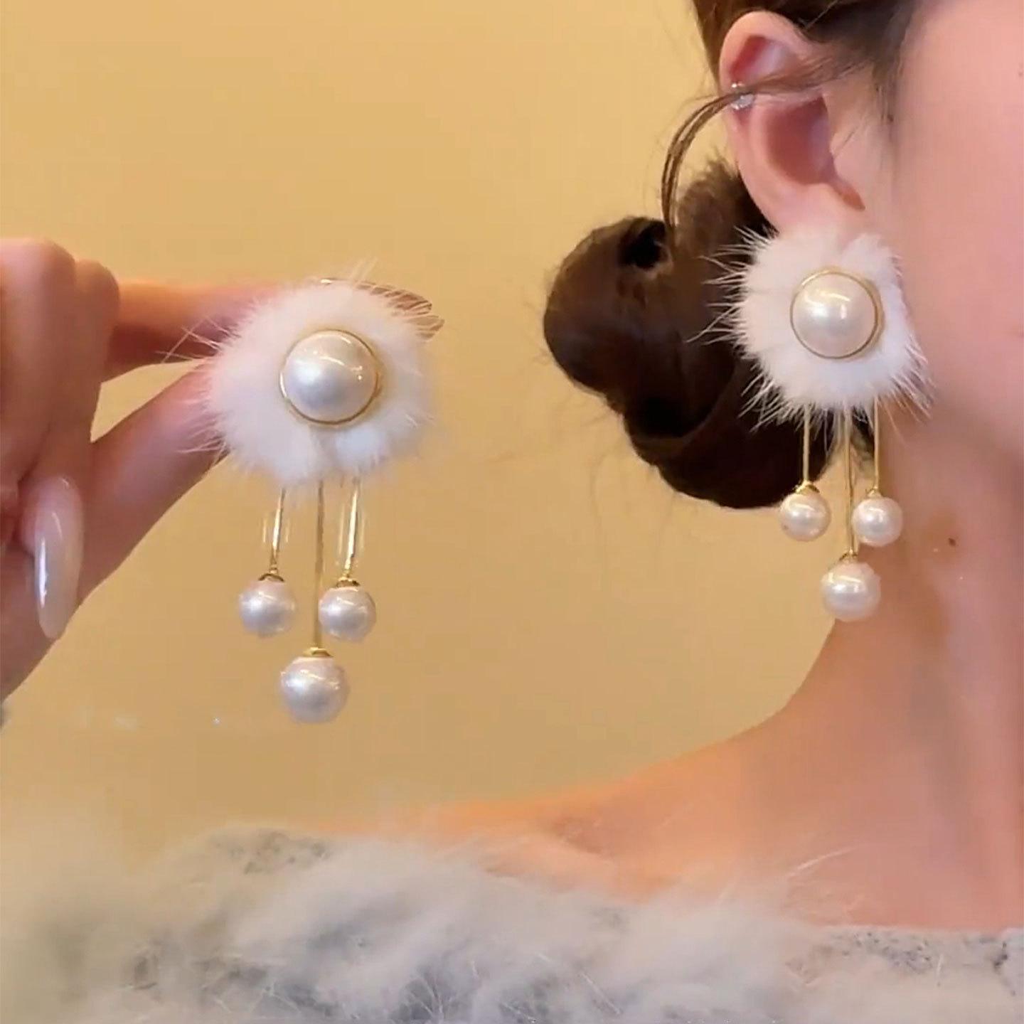 Light Luxury Tassel Pearl Earrings: Versatile Autumn/Winter Studs for Women
Light Luxury Tassel Pearl Earrings: Versatile Autumn/Winter Studs for Women