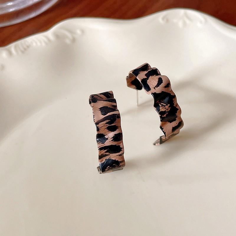 Hong Kong style rendering resin round leopard print ear buckle retro high-end sense unique earrings personality temperament earrings women
Hong Kong style rendering resin round leopard print ear buckle retro high-end sense unique earrings personality temperament earrings women