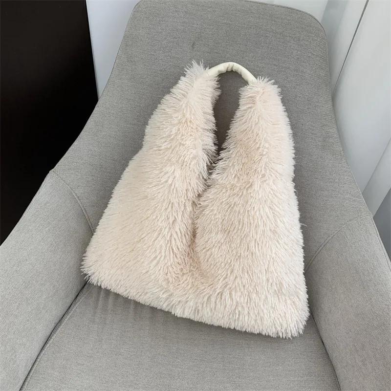 Winter Women Faux Fur Shoulder Bag Large Capacity Plush Tote Handbag Soft Fluffy Korean Style Commuter Shopping Bag for Ladies
Winter Women Faux Fur Shoulder Bag Large Capacity Plush Tote Handbag Soft Fluffy Korean Style Commuter Shopping Bag for Ladies