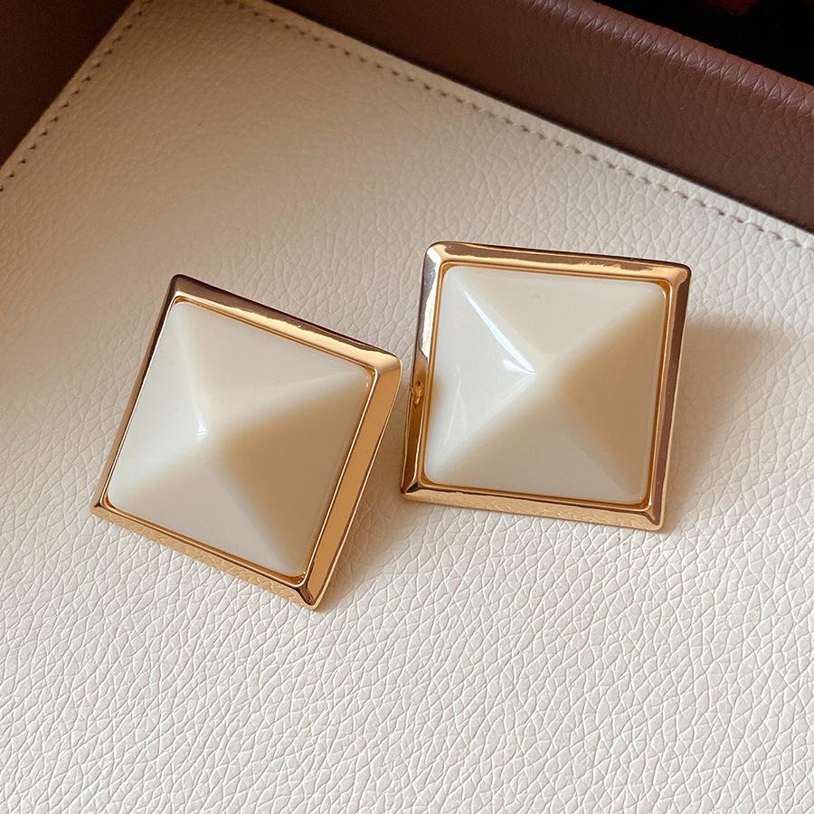 Silver needle resin rhombus stud earrings European and American retro simple temperament earrings light luxury high sense earrings design sense niche
Silver needle resin rhombus stud earrings European and American retro simple temperament earrings light luxury high sense earrings design sense niche