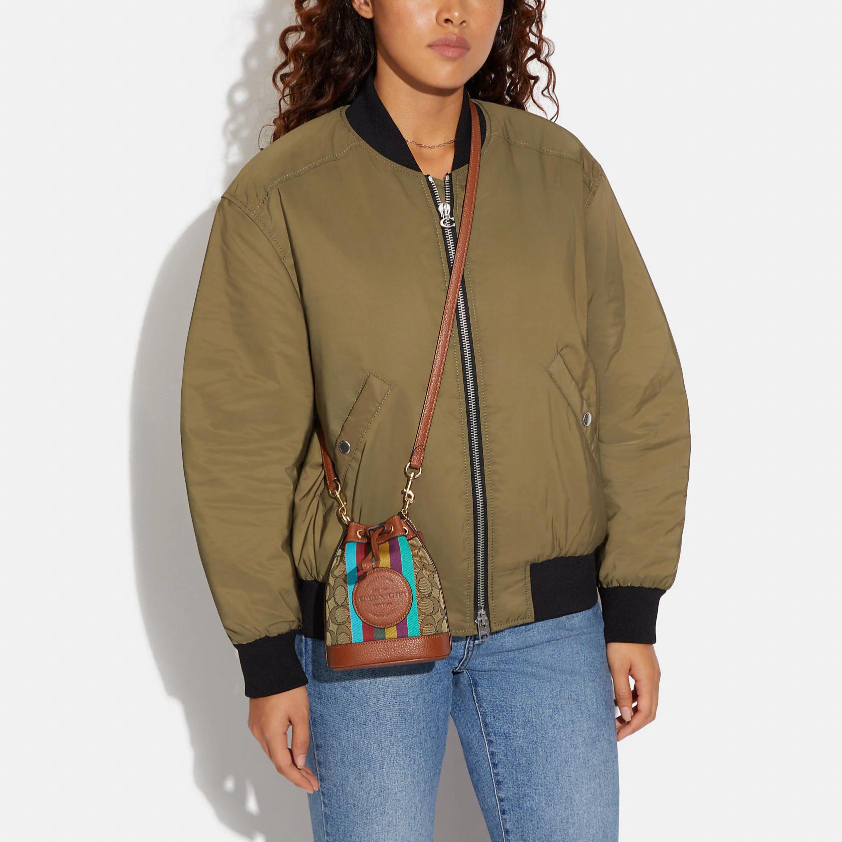 Новая сумка-ведро COACH Dempsey из ткани с коровьей кожей, Сумка-тоут, Сумка через плечо, Сумка кроссбоди Мини Женская Хаки CC318-IME7V 14.0*8.9*16.5CM
Новая сумка-ведро COACH Dempsey из ткани с коровьей кожей, Сумка-тоут, Сумка через плечо, Сумка кроссбоди Мини Женская Хаки CC318-IME7V 14.0*8.9*16.5CM