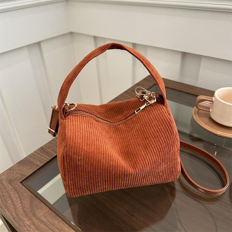 Модна вельветова портативна сумка-відро великої місткості 2024 весна нова повсякденна проста популярна сумка через плече коричневий
Модна вельветова портативна сумка-відро великої місткості 2024 весна нова повсякденна проста популярна сумка через плече коричневий