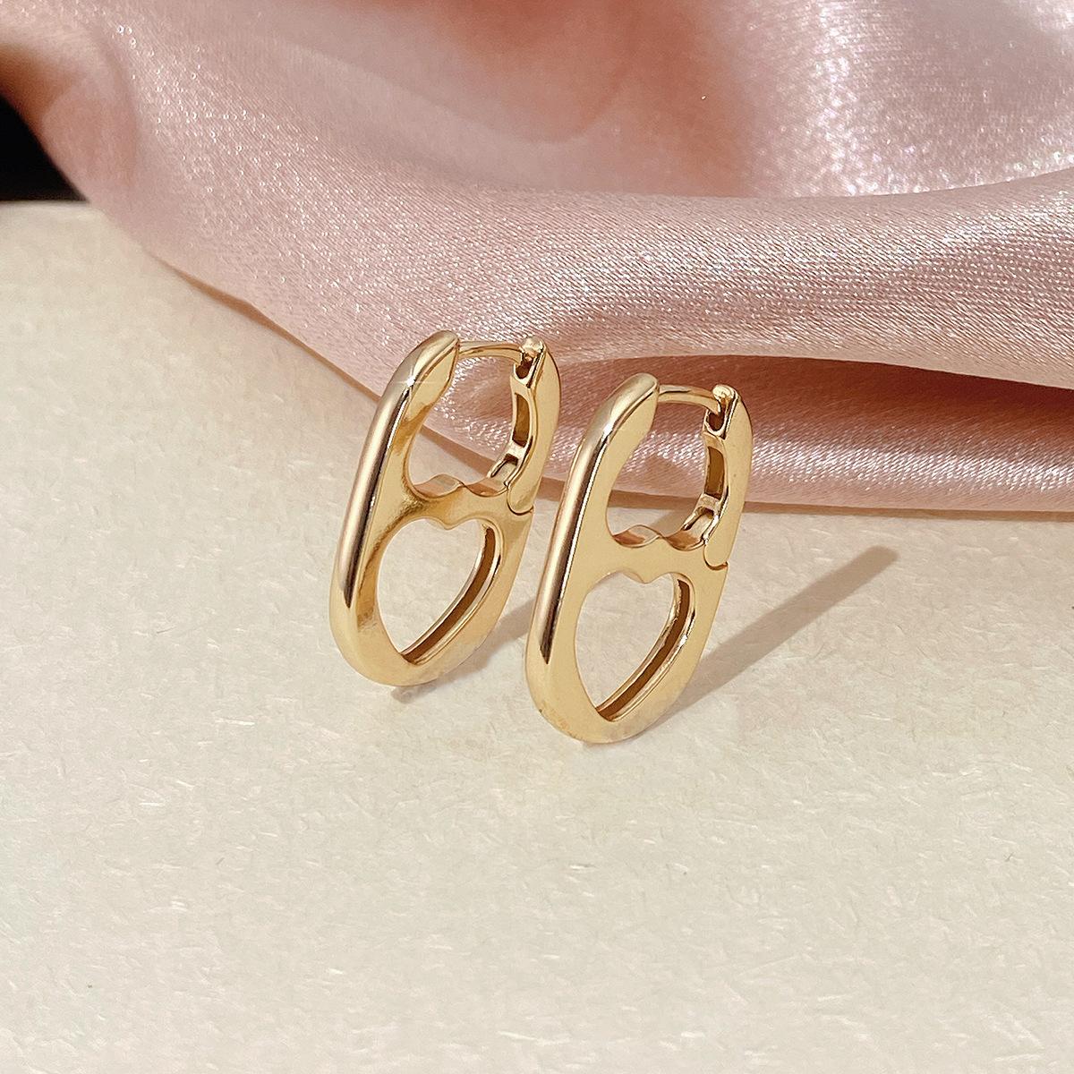 Luxury Hollow Heart Huggie Earrings For Women Minimalist Versatile Fashionable Personalized Gold Tone Jewelry золотий
Luxury Hollow Heart Huggie Earrings For Women Minimalist Versatile Fashionable Personalized Gold Tone Jewelry золотий