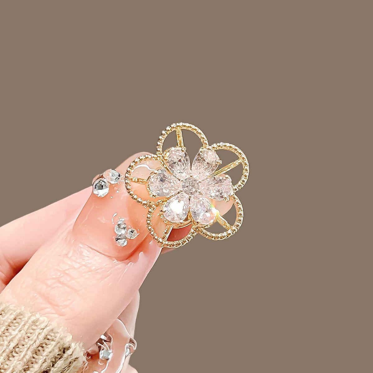 Flower brooch ins trendy personality exquisite high-end small brooch summer anti-light buckle pin cardigan accessories
Flower brooch ins trendy personality exquisite high-end small brooch summer anti-light buckle pin cardigan accessories