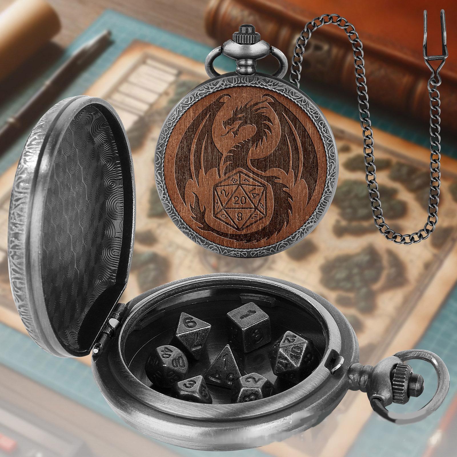 Винтажные карманные часы с подвеской, набор многогранных игральных костей, игровой тематический резной корпус для часов с драконом, цепочка с васитами, ювелирные изделия, аксессуар серебряный 
Винтажные карманные часы с подвеской, набор многогранных игральных костей, игровой тематический резной корпус для часов с драконом, цепочка с васитами, ювелирные изделия, аксессуар серебряный
