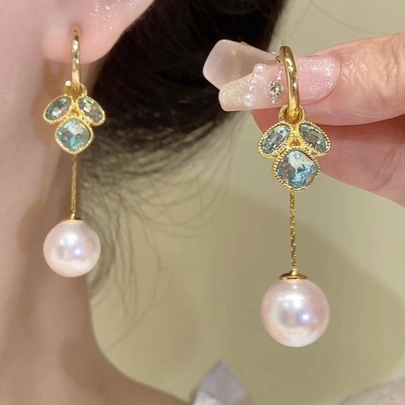 Diamond-set geometric pearl pendant, ear buckle, exquisite fashion earrings, light luxury and high sense, simple retro court style earrings.
Diamond-set geometric pearl pendant, ear buckle, exquisite fashion earrings, light luxury and high sense, simple retro court style earrings.