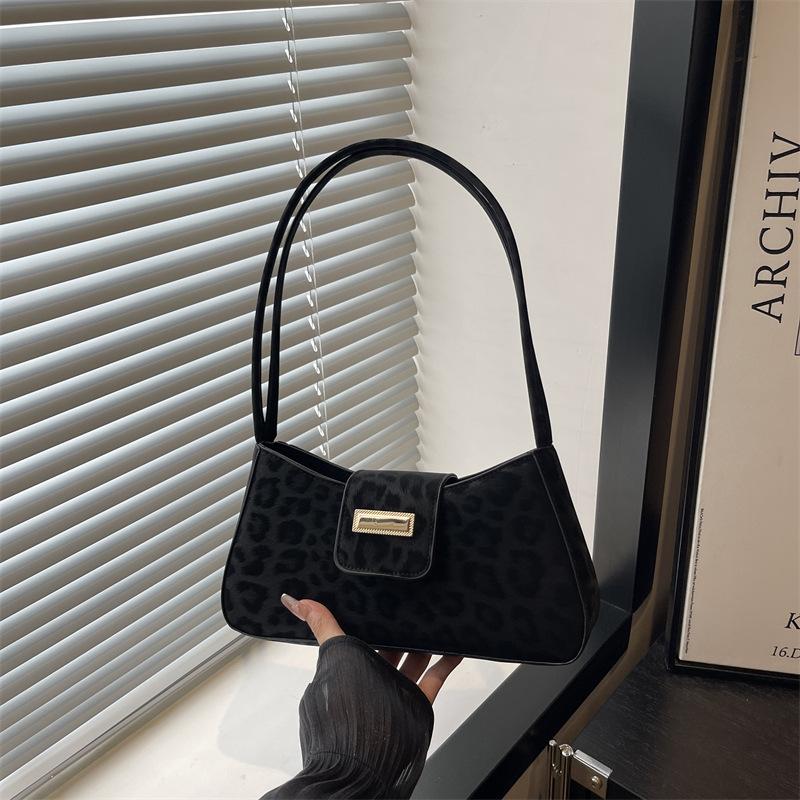 Fashion design, foreign style retro leopard print bow underarm bag women s 2025 autumn and winter new temperament texture shoulder bag чёрный
Fashion design, foreign style retro leopard print bow underarm bag women s 2025 autumn and winter new temperament texture shoulder bag чёрный