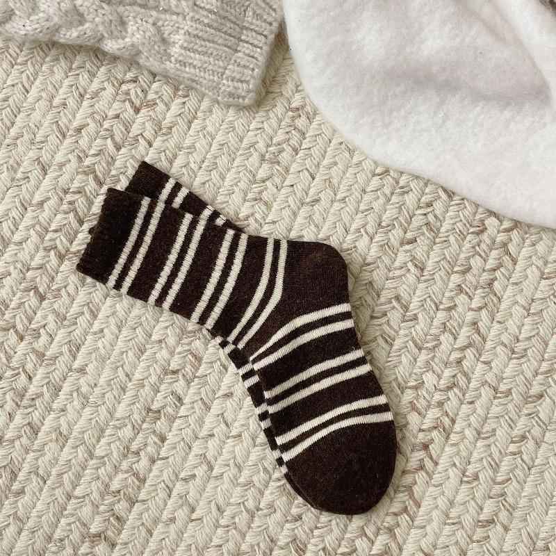 Striped Socks - Children s Autumn/winter Mid-length Socks, Thick and Warm, Versatile and Suitable for All Occasions, Stackable Socks 1 pair колір темно кави
Striped Socks - Children s Autumn/winter Mid-length Socks, Thick and Warm, Versatile and Suitable for All Occasions, Stackable Socks 1 pair колір темно кави