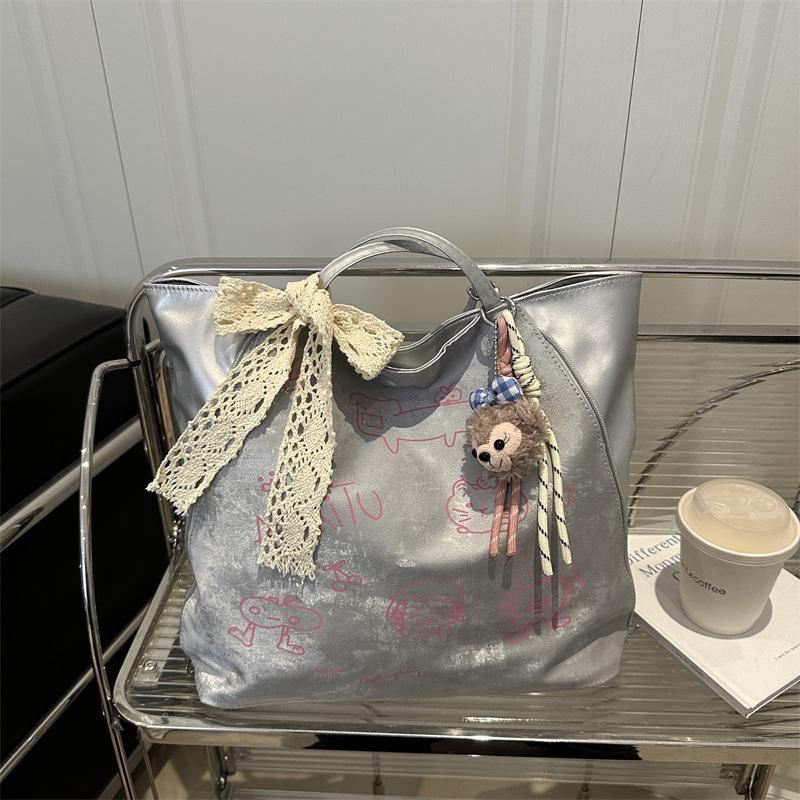 Women s bag 2025 new simple large-capacity backpack versatile casual niche single shoulder tote bag bow
Women s bag 2025 new simple large-capacity backpack versatile casual niche single shoulder tote bag bow