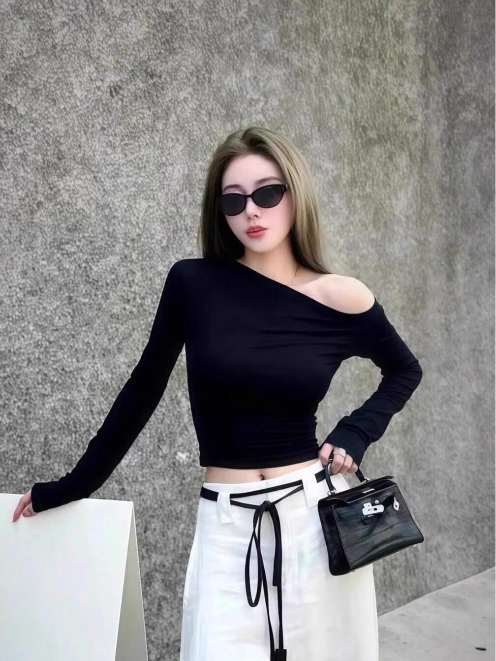 Autumn Chic: A stylish plus-size outfit with a slim off-shoulder tee and wide-leg pants. XL (Recommended for 115-130 jin)
Autumn Chic: A stylish plus-size outfit with a slim off-shoulder tee and wide-leg pants. XL (Recommended for 115-130 jin)