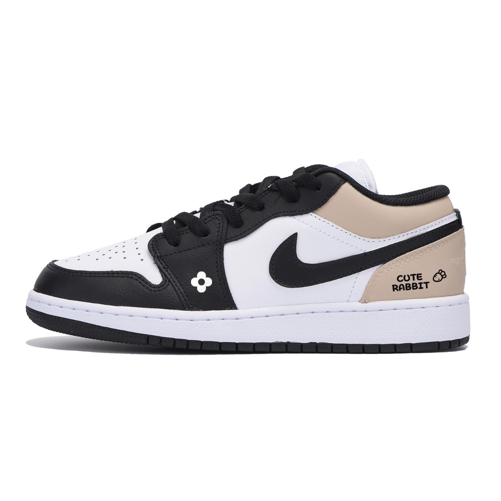 Jordan Air Jordan 1 Urban Chic Style Low top Vintage Basketball Shoes Men s White 553558-131(Team85-) 44
Jordan Air Jordan 1 Urban Chic Style Low top Vintage Basketball Shoes Men s White 553558-131(Team85-) 44