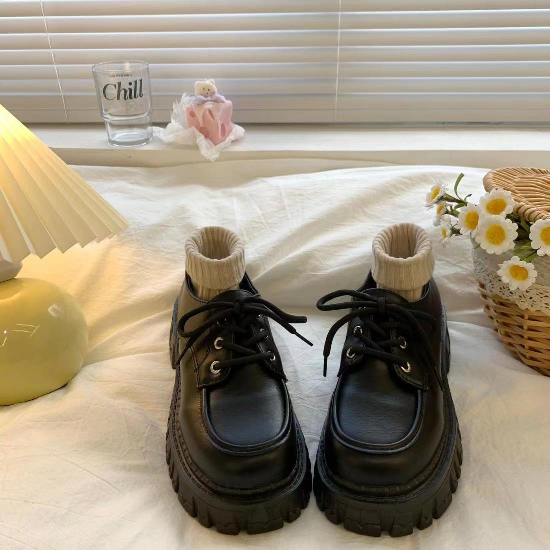 Маленькие кожаные туфли на толстой подошве Повседневные туфли, увеличивающие рост 40 матовый черный
Маленькие кожаные туфли на толстой подошве Повседневные туфли, увеличивающие рост 40 матовый черный