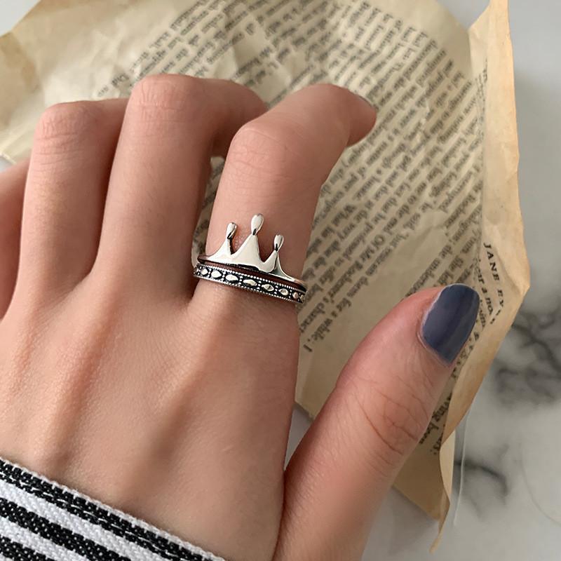 Шикарное кольцо с открытой короной для женщин в потрясающем ретро-серебре с геометрическими элементами
Шикарное кольцо с открытой короной для женщин в потрясающем ретро-серебре с геометрическими элементами