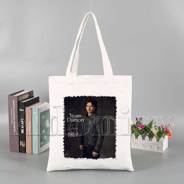 Забавная сумка для покупок «Дневники вампира» с графическим рисунком, женская парусиновая сумка на плечо в стиле Харадзюку, женская сумка Ulzzang Eco, большой вместительности 24*26cm
Забавная сумка для покупок «Дневники вампира» с графическим рисунком, женская парусиновая сумка на плечо в стиле Харадзюку, женская сумка Ulzzang Eco, большой вместительности 24*26cm